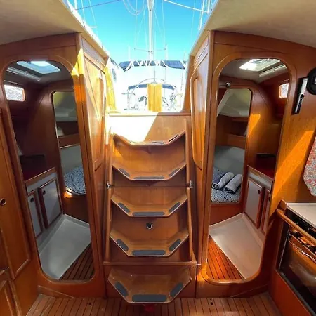 Botel Classic Sailing Yatch 12, 5m In A Unique Experience Lisbona