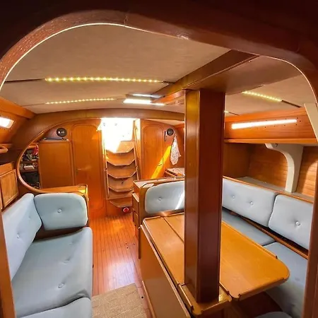 Classic Sailing Yatch 12, 5m In A Unique Experience 船上ホテル
