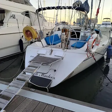 Hotel en barco Classic Sailing Yatch 12, 5m In A Unique Experience