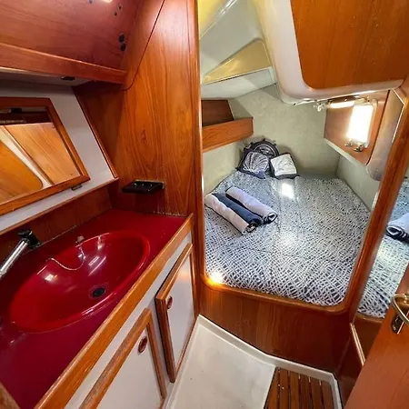 Botel Classic Sailing Yatch 12, 5m In A Unique Experience