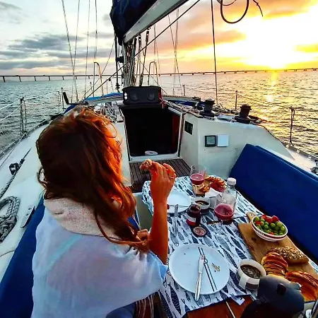 Classic Sailing Yatch 12, 5m In A Unique Experience 船上ホテル *